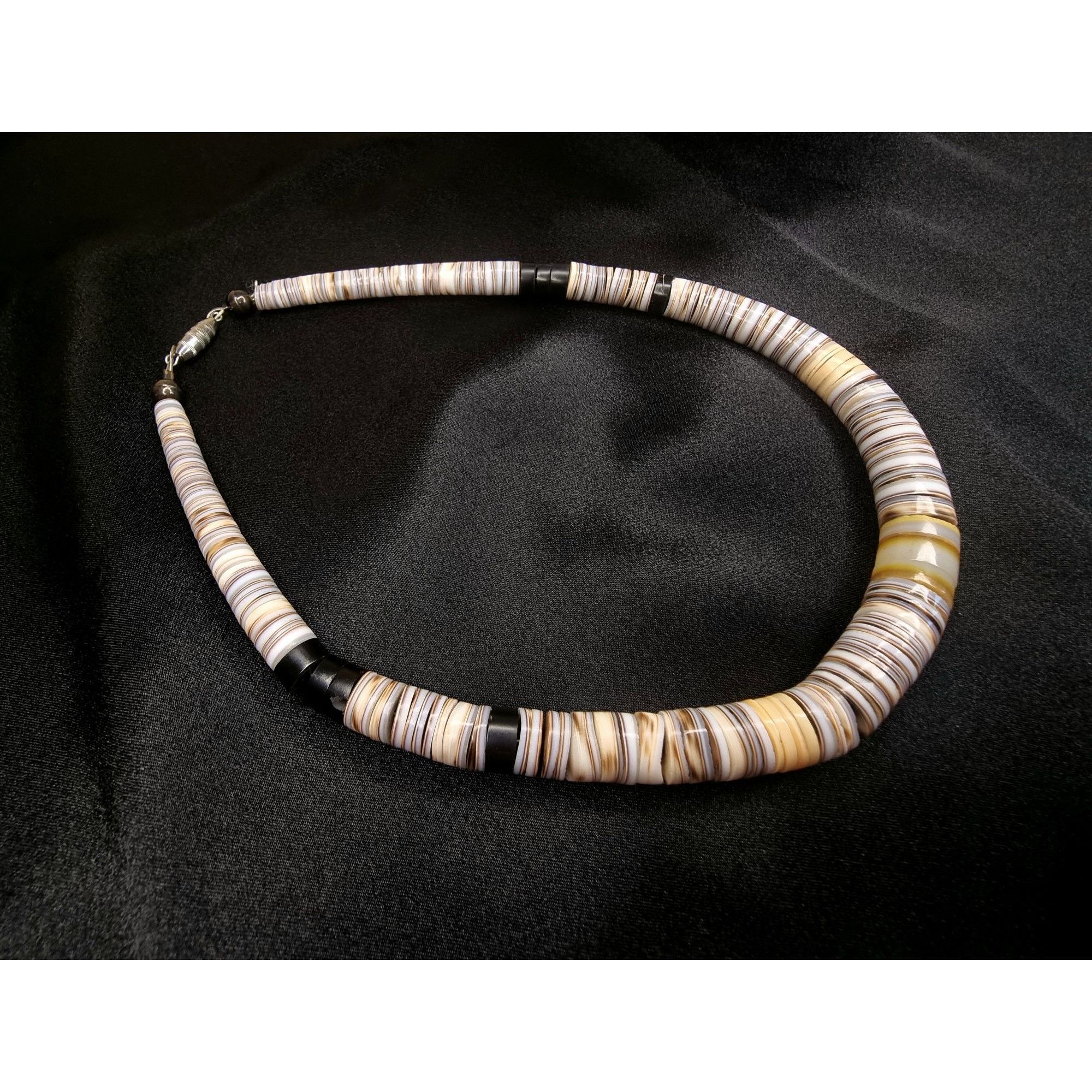 Handmade Vintage Beige & Black Shell Disc Necklace With Barrel Clasp Size ONE SIZE - 4 Thumbnail
