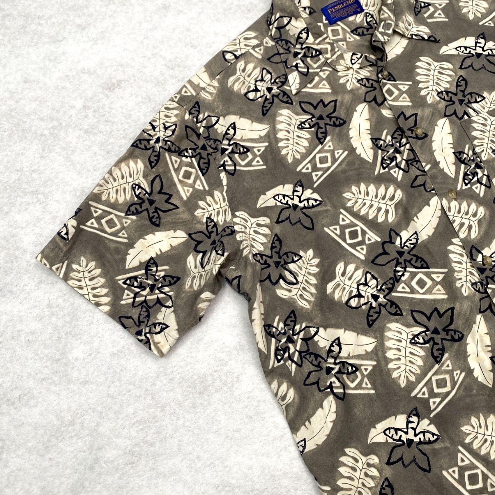 Pendleton Pendleton Mens Large Hawaiian Floral Turtle Grey Short Sleeve Button-Up Shirt Size US 33 - 3 Thumbnail