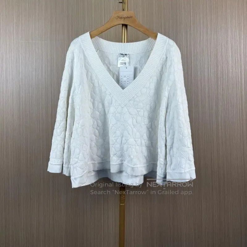 Chanel Chanel White Cotton Pullover with V-Neck Design . Size M / US 6-8 / IT 42-44 - 1 Thumbnail