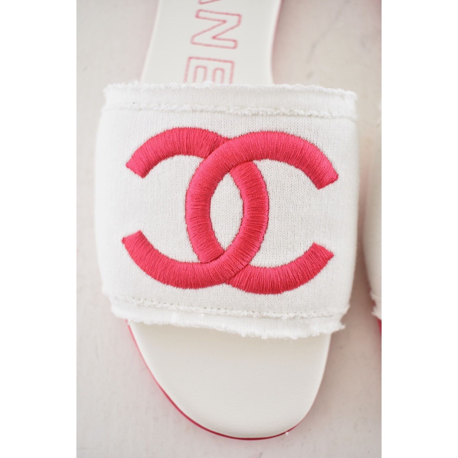 Chanel Chanel 24C White Fuchsia Pink CC Logo Fabric Knit Mule Size US 10.5 / IT 40.5 - 11 Thumbnail