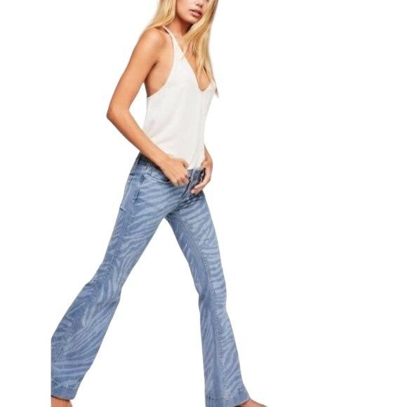 Free People Free People Blue Low Tide Zebra Print Flare Jeans Size 26" / US 2 / IT 38 - 1 Thumbnail
