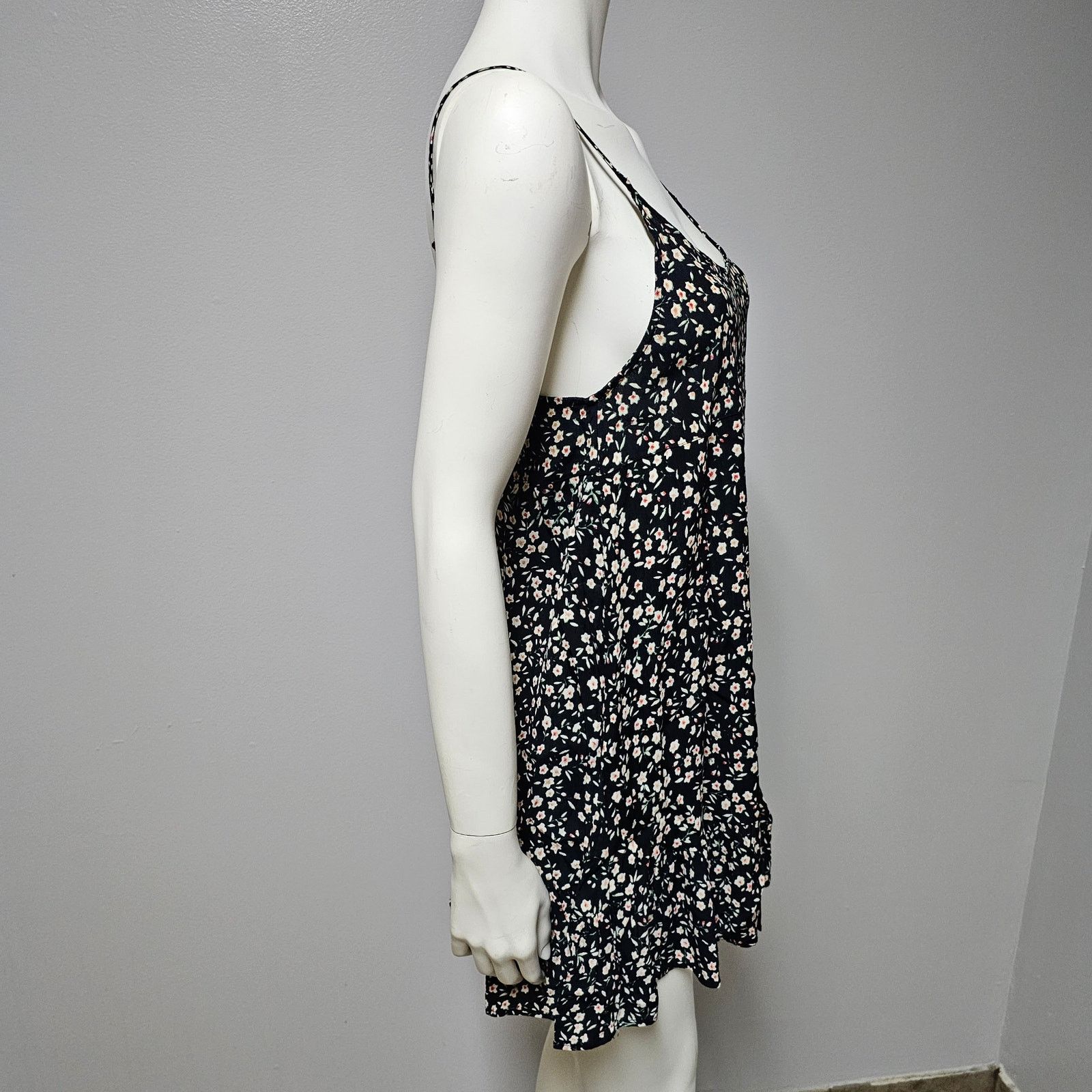 Urban Outfitters Urban Outfitters Black Floral Mini Dress Ruffle Hem sz Small Size S / US 4 / IT 40 - 3 Thumbnail