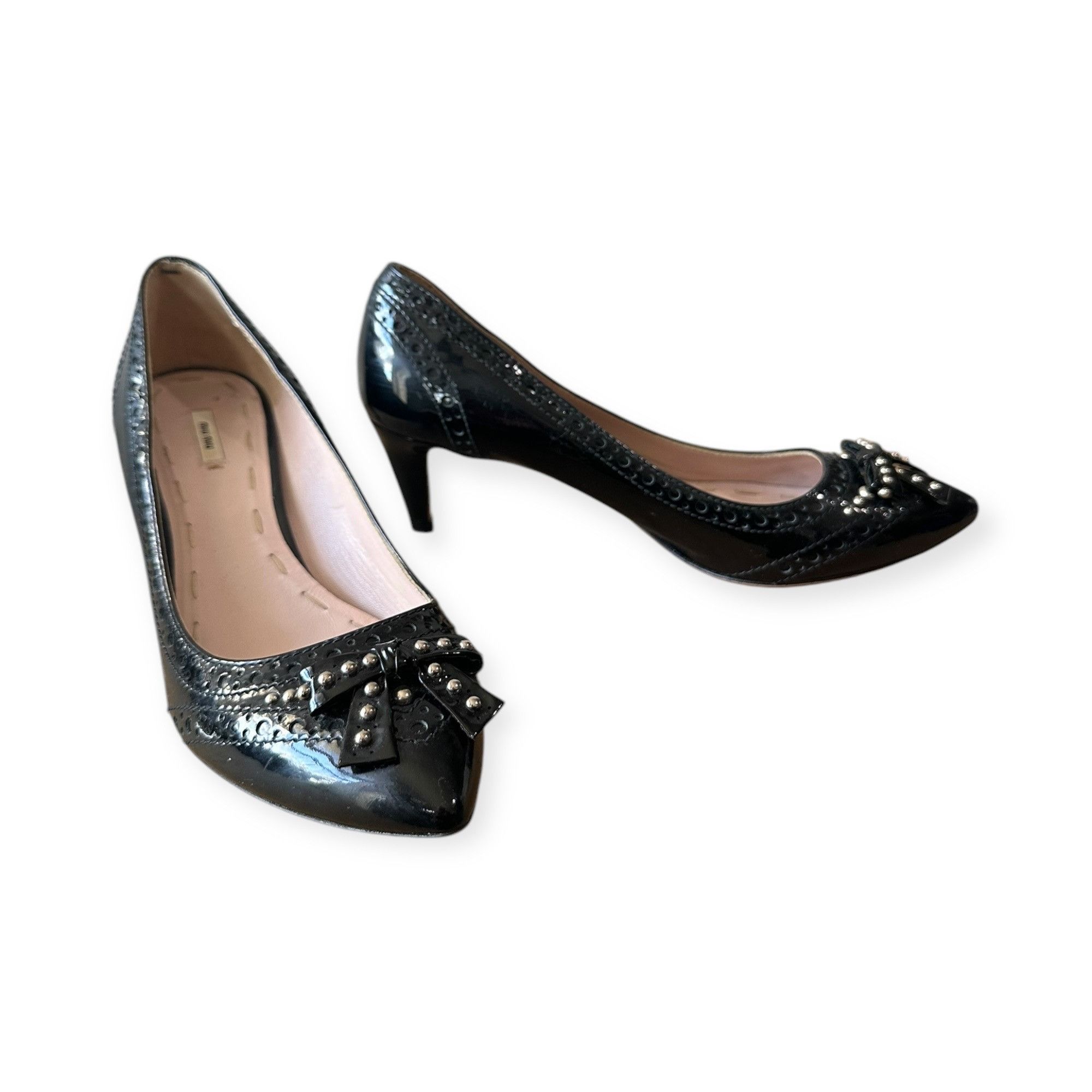 Miu Miu Miu Miu Black Patent Pumps with Studded Bow with perfs, Si Size US 8.5 / IT 38.5 - 4 Thumbnail
