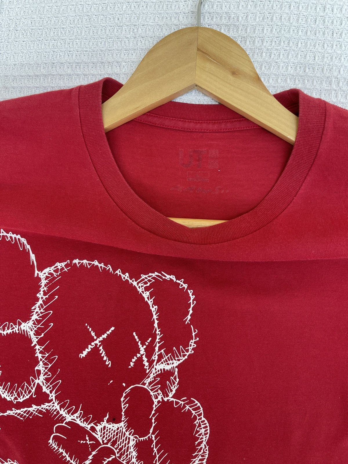 Kaws Last Drop🔥Rare🔥Kaws X Uniqlo T-Shirt Size US L / EU 52-54 / 3 - 9 Thumbnail