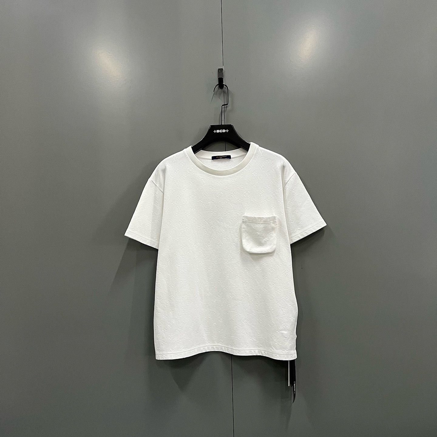 Louis Vuitton Louis Vuitton Monogram 3D Pocket T-Shirt Size L Size US L / EU 52-54 / 3 - 1 Thumbnail