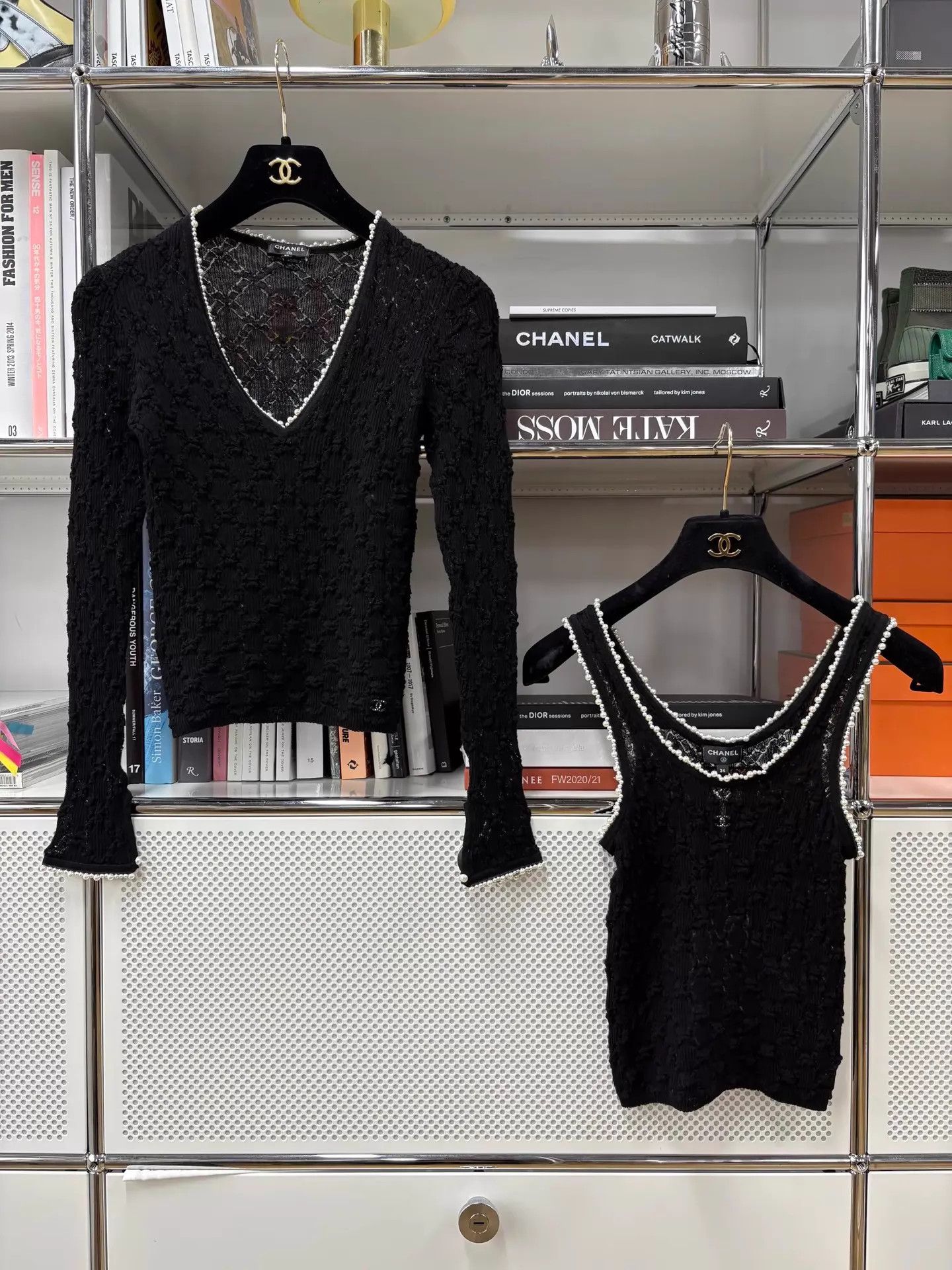 Chanel Chanel 22b Black Double C Pearl V-neck Wool Knit Top 36 Size XS / US 0-2 / IT 36-38 - 1 Thumbnail