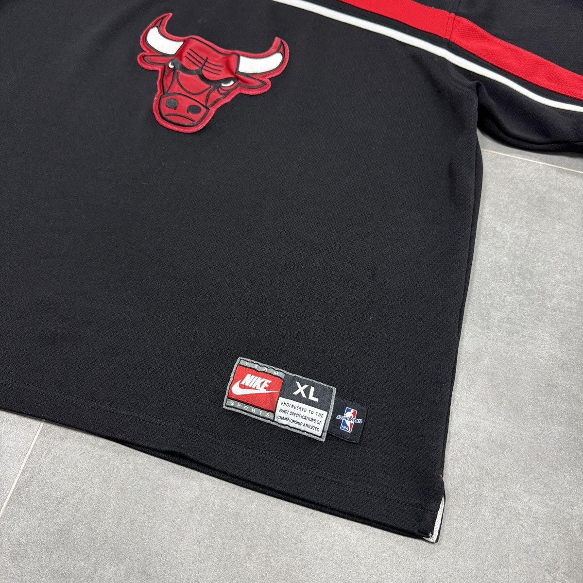 Nike Vintage Nike NBA Chicago Bulls 90s Swoosh Jersey Shirt Y2K Size US XL / EU 56 / 4 - 5 Thumbnail