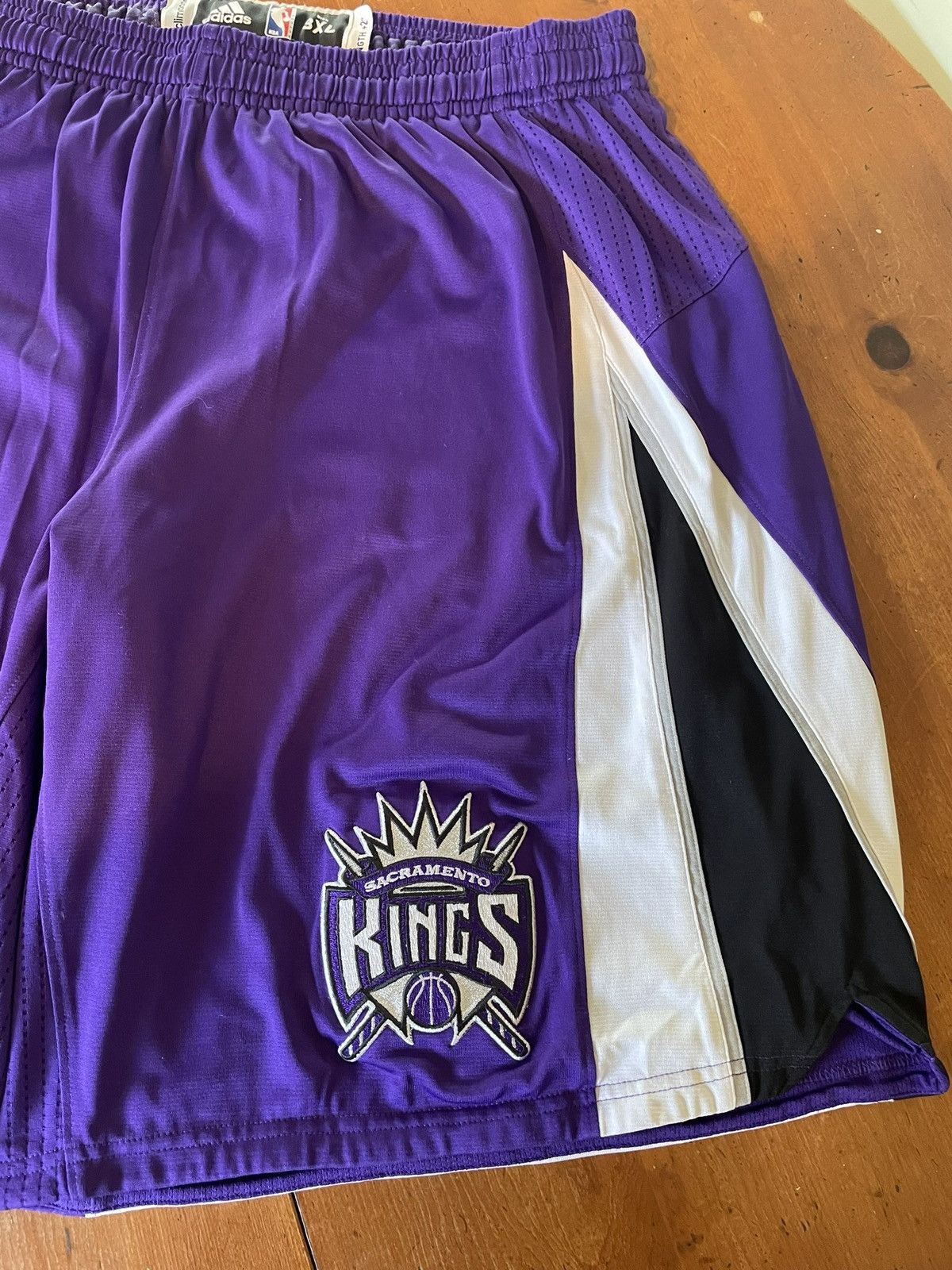 Adidas Vintage Adidas Sacramento Kings Basketball Athletic Shorts Size US 38 / EU 54 - 5 Thumbnail