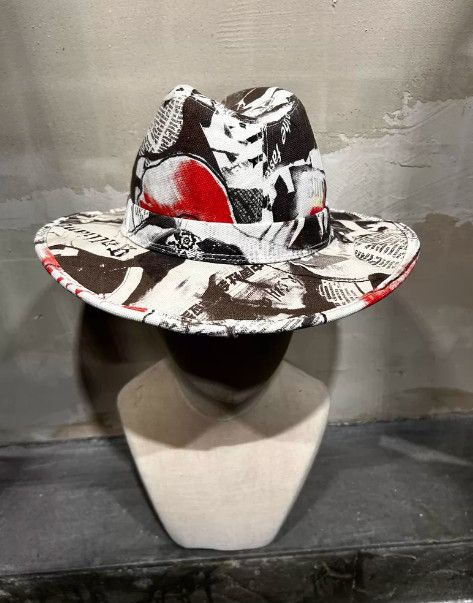 John Galliano John Galliano 2000s Newspaper Print Hat Size ONE SIZE - 2 Thumbnail