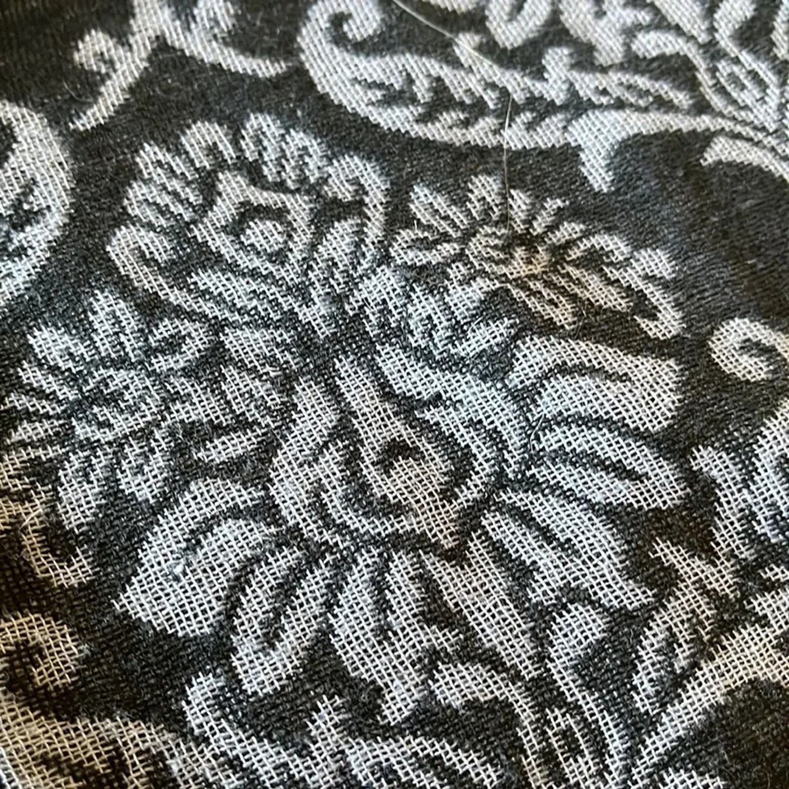 The Unbranded Brand Large unbranded scarf, 26” x 36” Size ONE SIZE - 3 Thumbnail