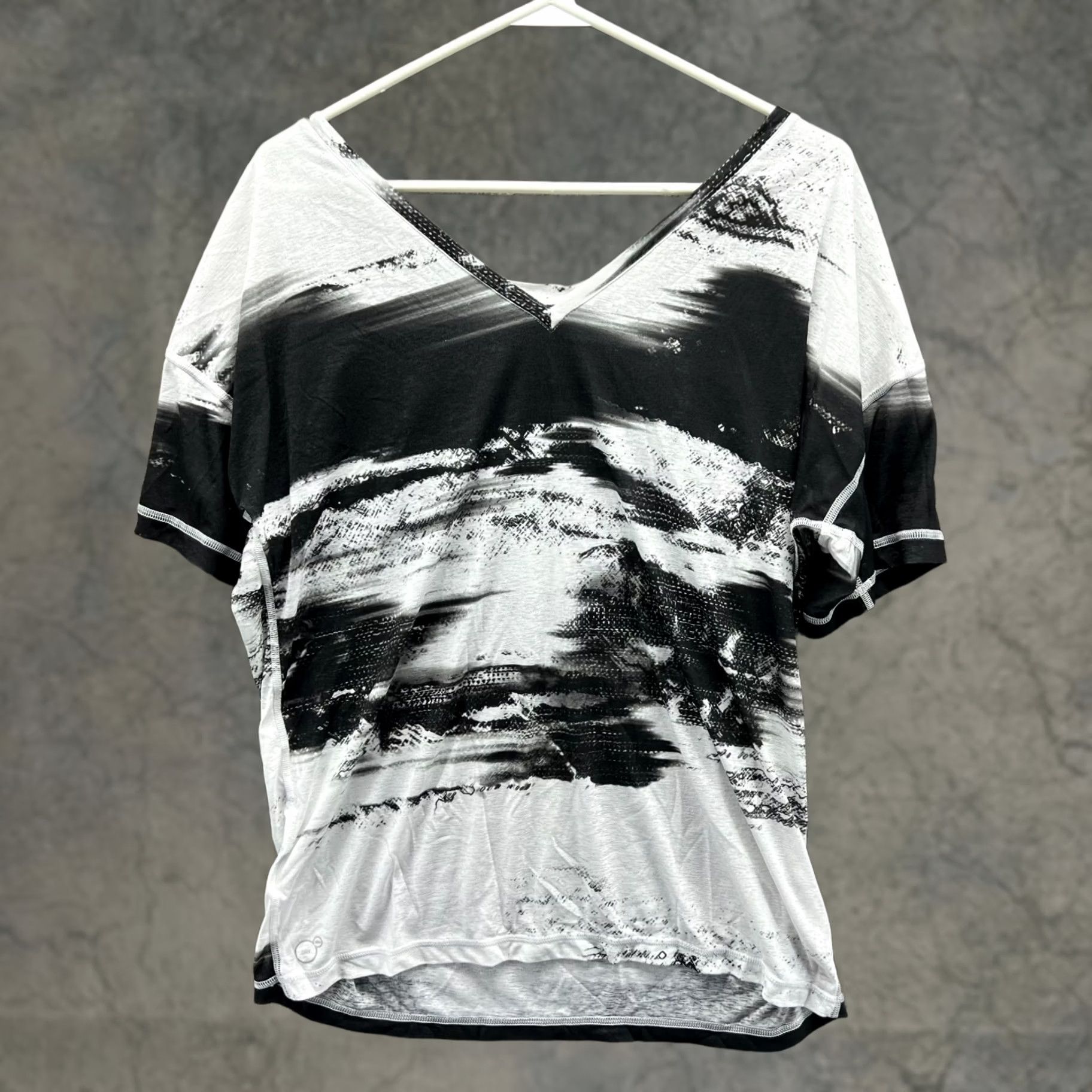 Puma PUMA Shirt Womens M Gray Black Graphic V Neck Short Sleeve Abstract Camo Size M / US 6-8 / IT 42-44 - 1 Thumbnail