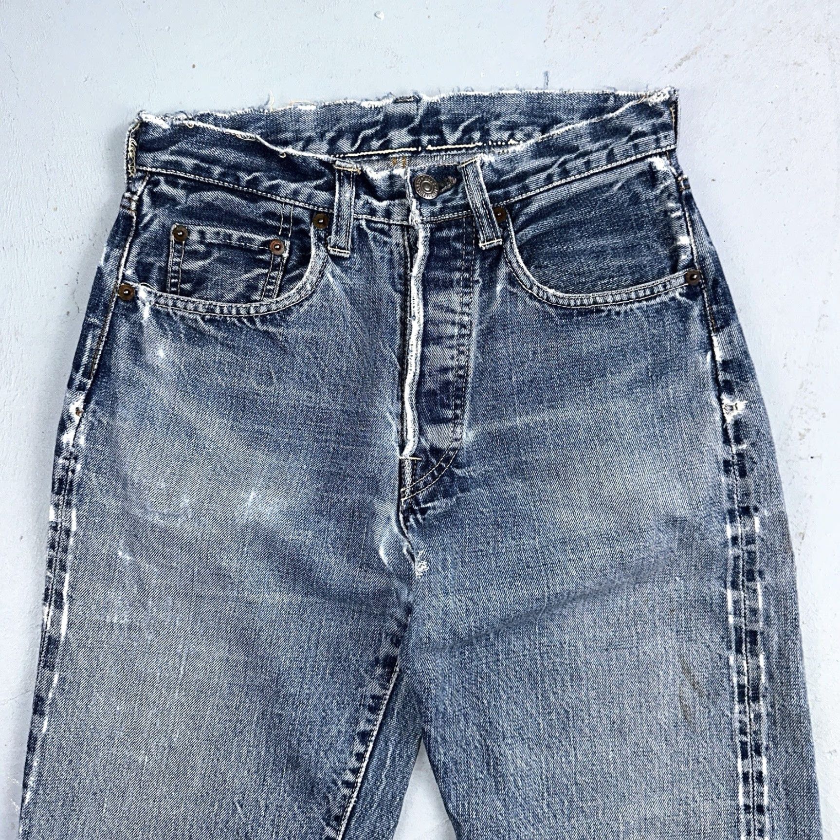 Levi's VINTAGE Levi's 501 XX Jeans Classic Denim Blue 1960s USA Big E Redline Selvedge 26x31 Mens Size US 26 / EU 42 - 2 Thumbnail