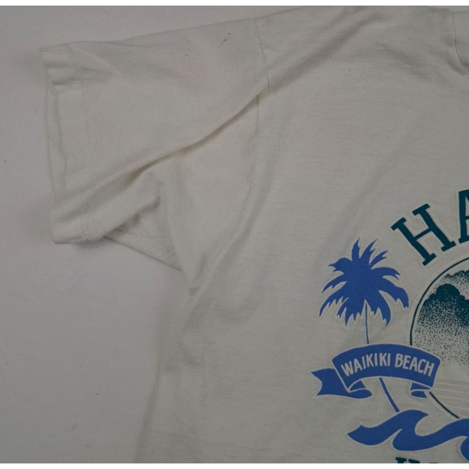 Fruit Of The Loom VINTAGE Hawaii Waikiki Beach T-Shirt USA LG Hilton Head Fruit of the Loom Crew Neck Short Sleeve Men 1980s White Sky Blue Size US L / EU 52-54 / 3 - 7 Thumbnail