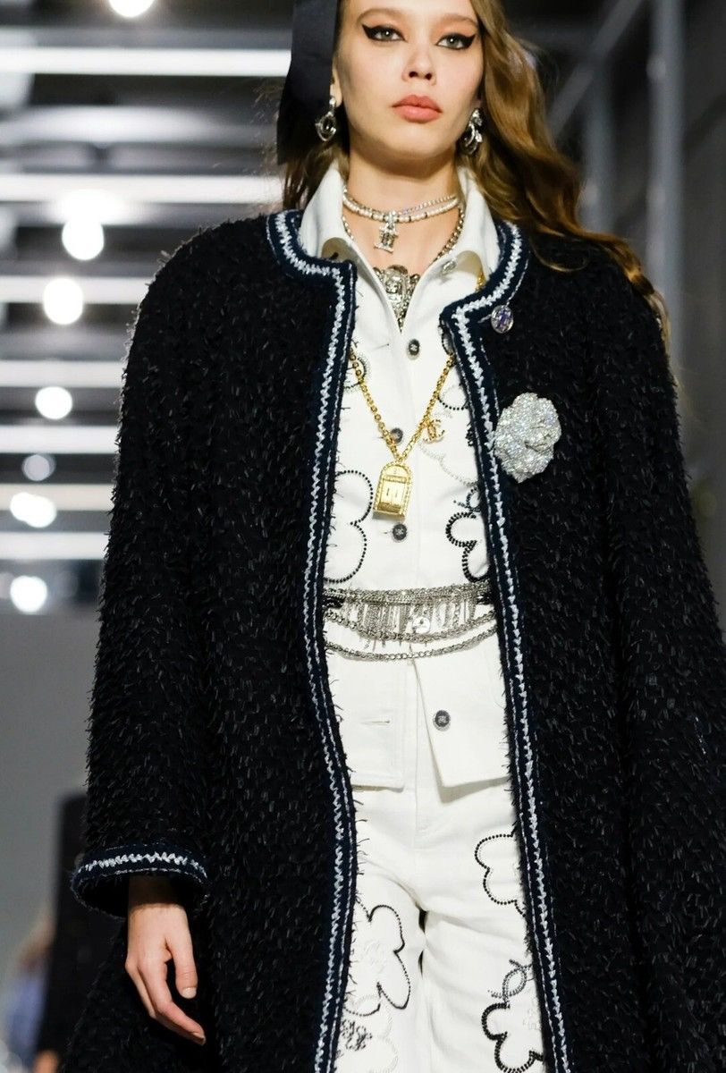 Chanel CHANEL Runway 31 Rue Cambon Door Long Necklace Gold Size ONE SIZE - 13 Thumbnail