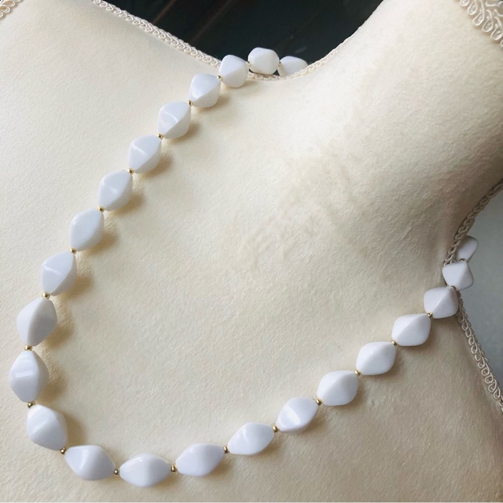 Vintage Vintage 80s white chunky bead necklace Size ONE SIZE - 1 Thumbnail
