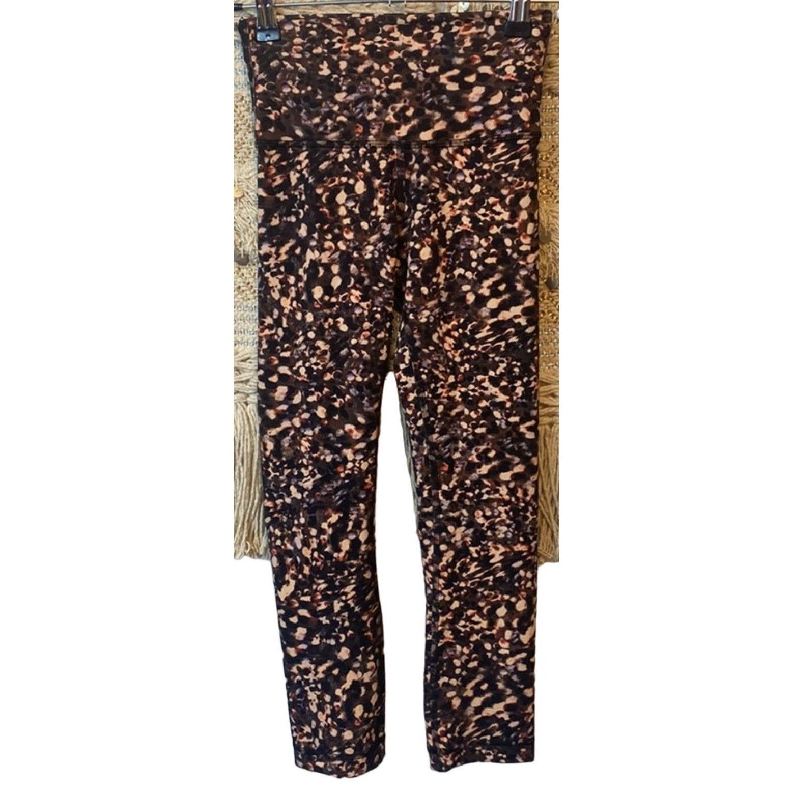 Lululemon LULULEMON Back Tan Print High Rise Cropped Ankle Leggings Size 26" / US 2 / IT 38 - 5 Thumbnail