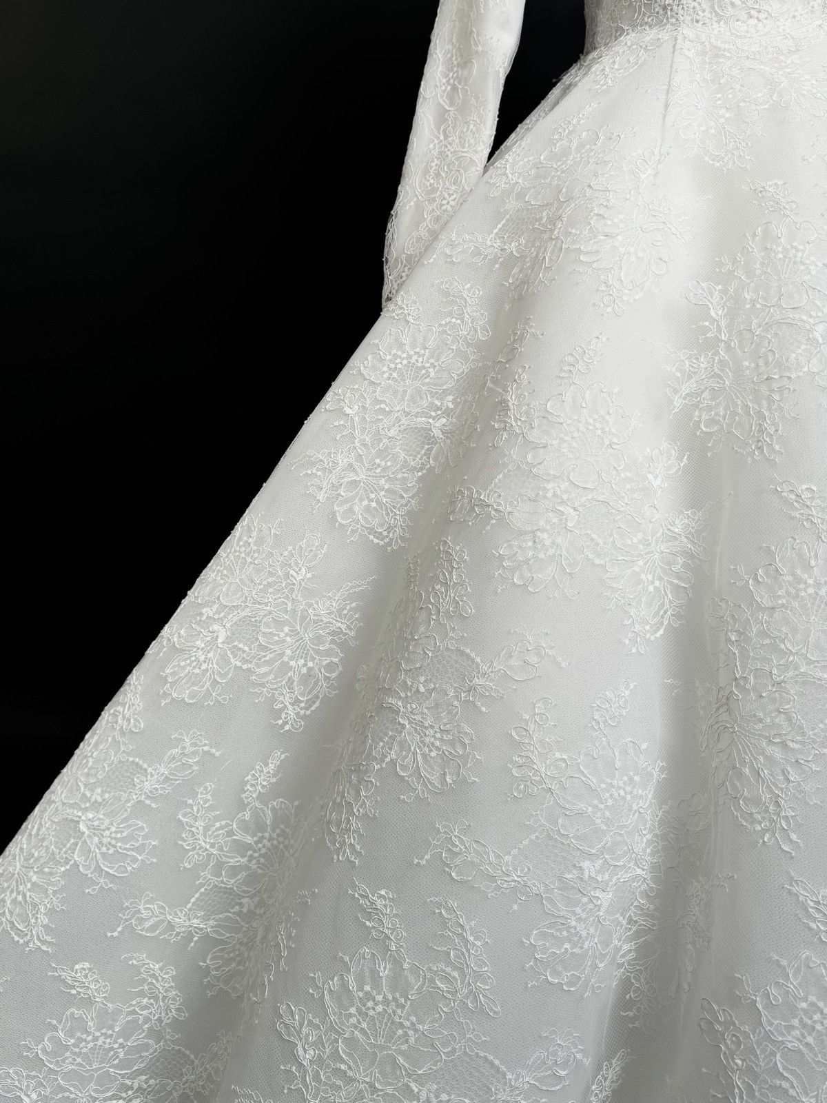 Other Preloved US 4 Anna Augusta Chantilly Corded Lace Bridal Gown Size S / US 4 / IT 40 - 7 Thumbnail