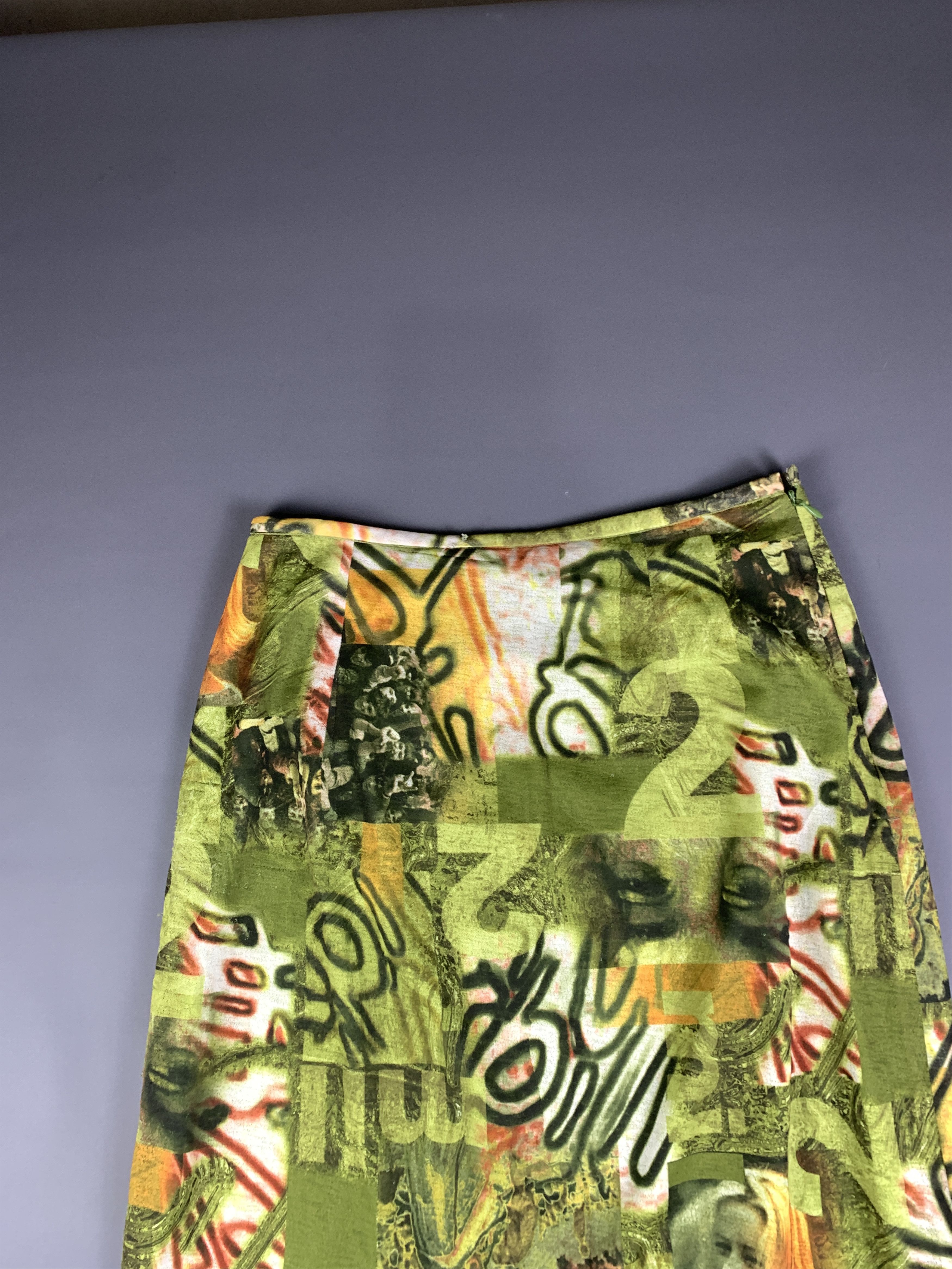 Japanese Brand Photograph Printed Green Mesh Midi Skirt (28) Size 28" / US 6 / IT 42 - 6 Thumbnail