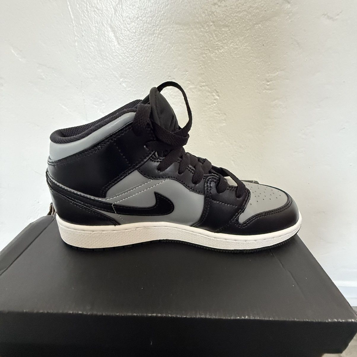 Nike Nike Jordan 1 Authentic Youth Mid Red Shadow Size US 6 / EU 39 - 7 Thumbnail