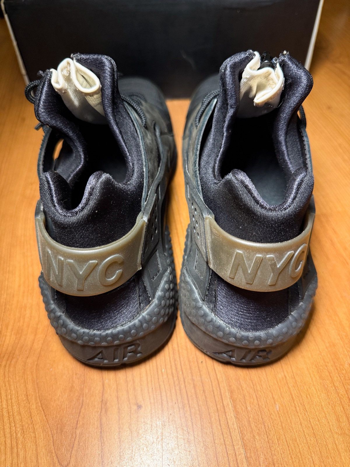 Nike × Vintage Nike Air Huarache NYC Size US 10 / EU 43 - 2 Thumbnail