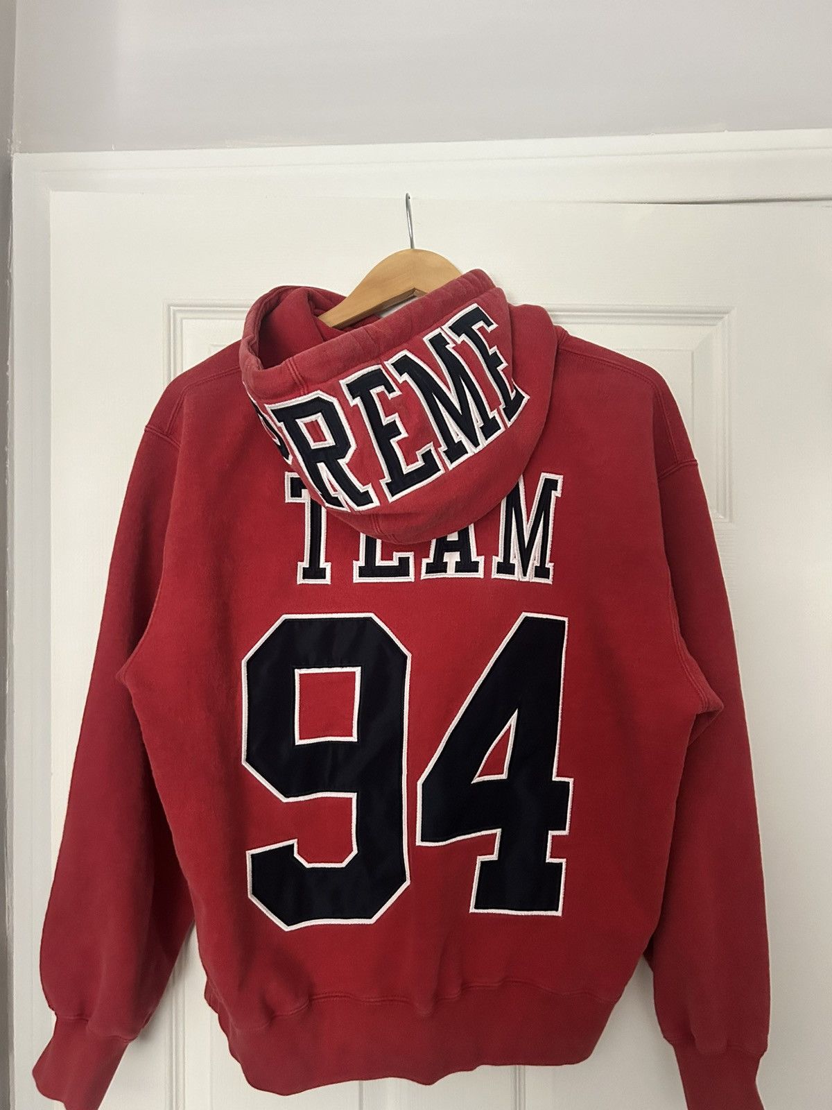 Supreme Team 94 Hooded ステッカー付 Supreme Team 94 Hooded Sweatshirt (SS25) - $158