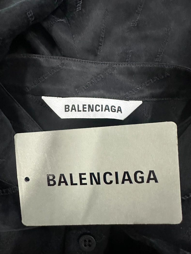 Balenciaga Balenciaga size 1 Button dark pattern logo sweater jacket j Size US M / EU 48-50 / 2 - 5 Thumbnail