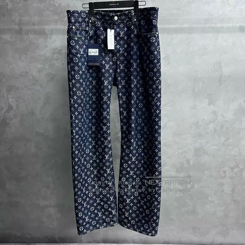 Louis Vuitton Louis Vuitton Navy Logo Jacquard Mid-Rise Button Straight Size US 33 - 1 Thumbnail
