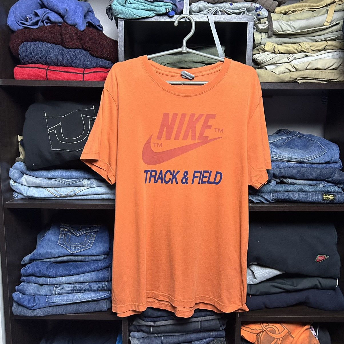 Nike Vintage Nike Streetwear big logo orange sport tee size L Size US L / EU 52-54 / 3 - 1 Thumbnail