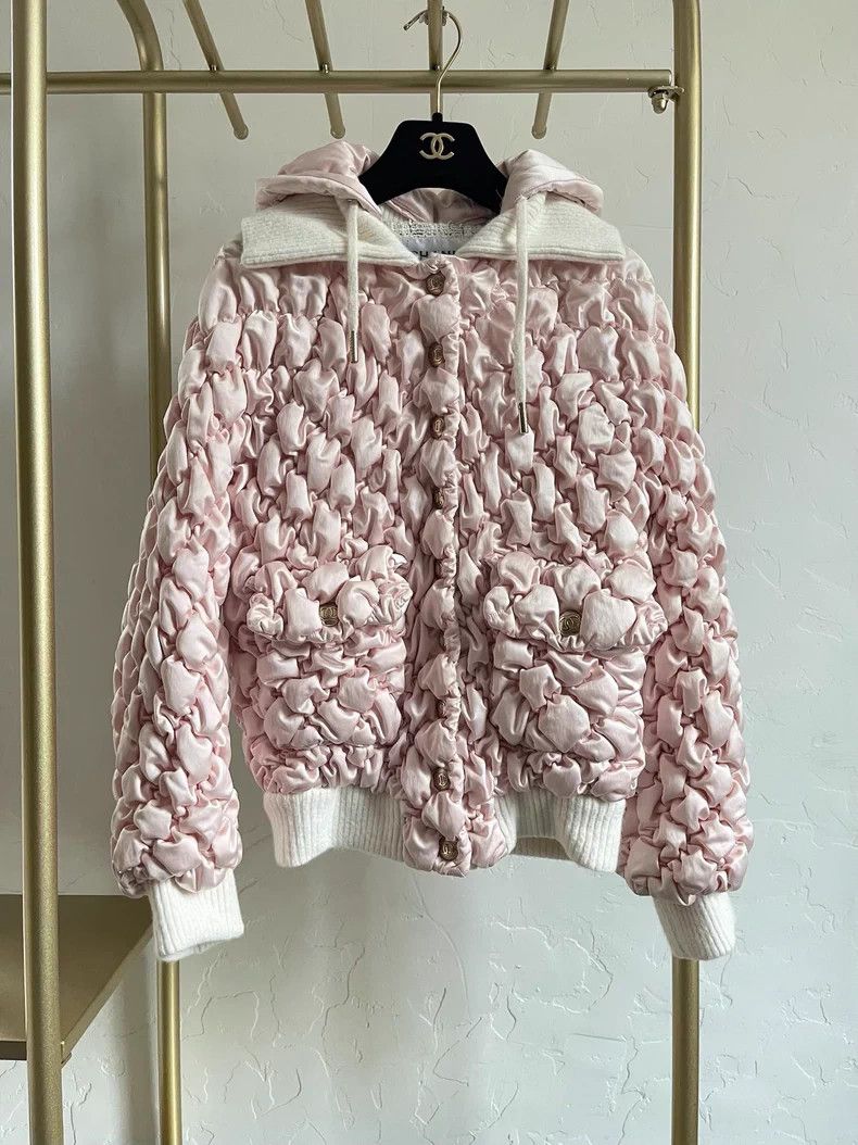 Chanel Chanel 22n Ski Series Pink Pleated Down Jacket Size XXS / US 00 / IT 34 - 1 Thumbnail