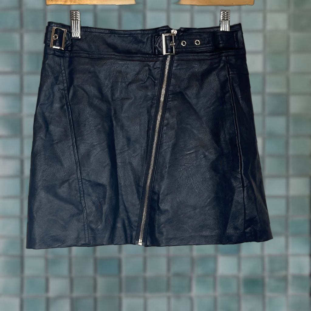 Vintage Amaryllis Skirt Women XS Black Faux Leather Mini Zip up Buckle Short Size 26" / US 2 / IT 38 - 1 Thumbnail