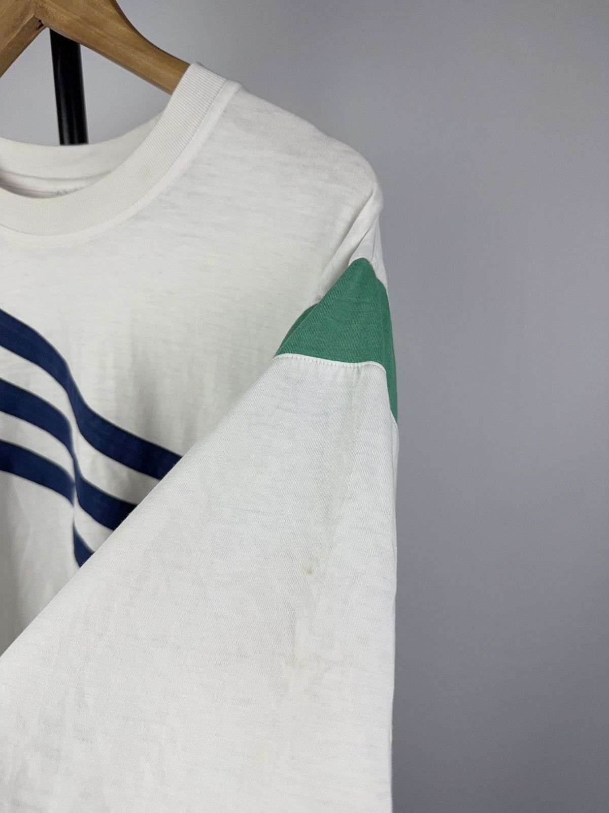 Adidas Retro Adidas Vintage 90s White T-Shirt Chevron Stripe Logo Size US L / EU 52-54 / 3 - 5 Thumbnail