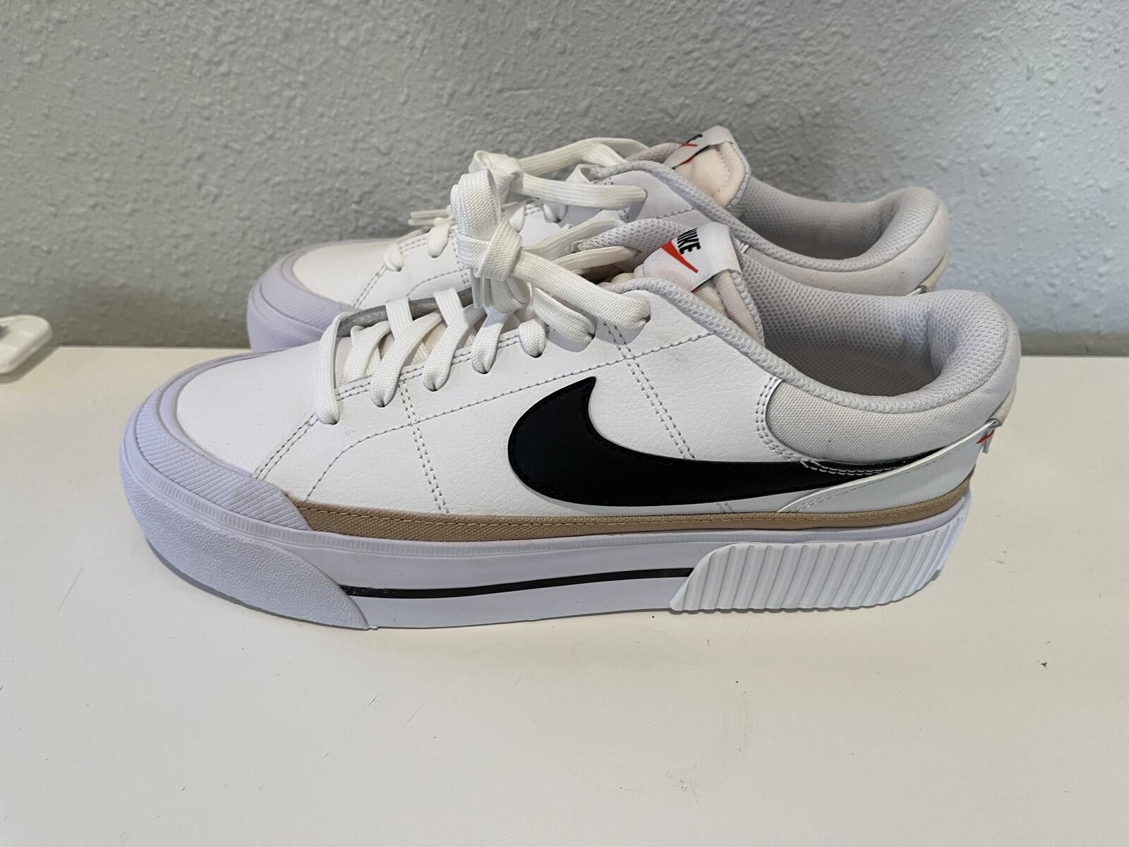 Nike Nike White Low-Top Sneakers with Black Swoosh Size US 10.5 / IT 40.5 - 1 Thumbnail