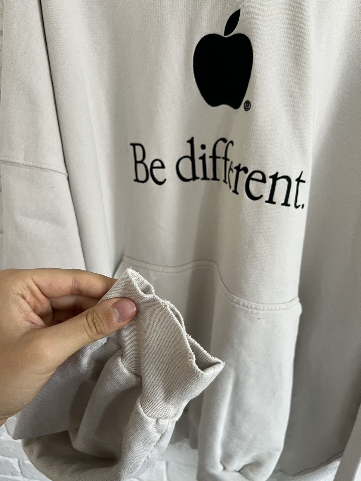 Balenciaga Balenciaga Apple Be different hoodie Size US L / EU 52-54 / 3 - 6 Thumbnail