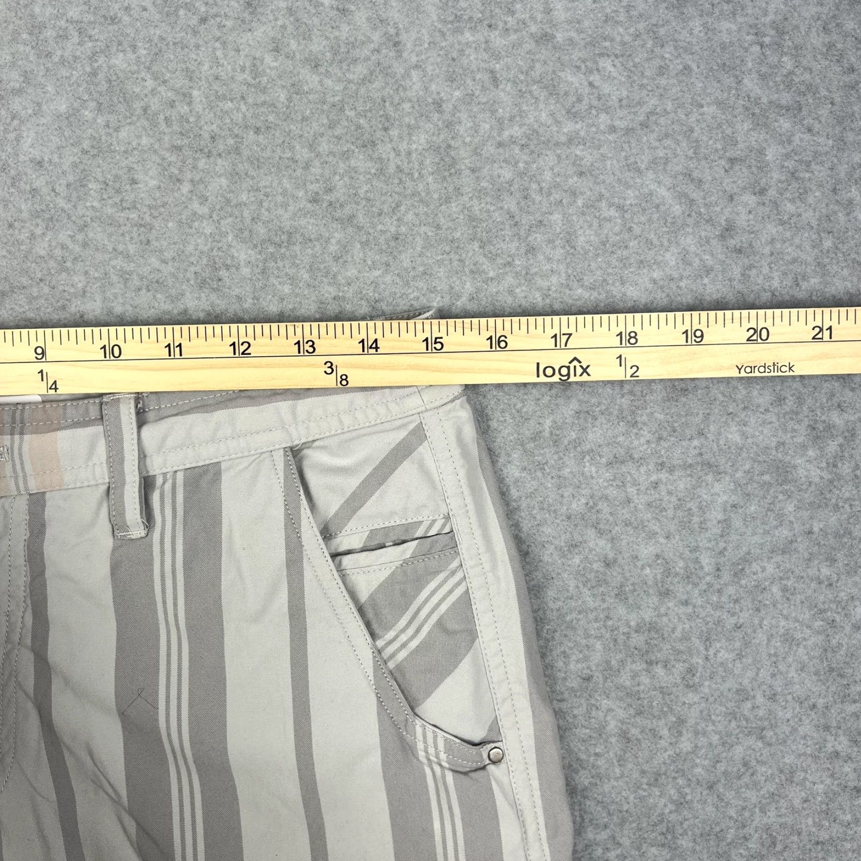 Lululemon Lululemon Shorts Mens 32 Gray White Striped Casual Golf Lightweight Chino Size US 32 / EU 48 - 2 Thumbnail