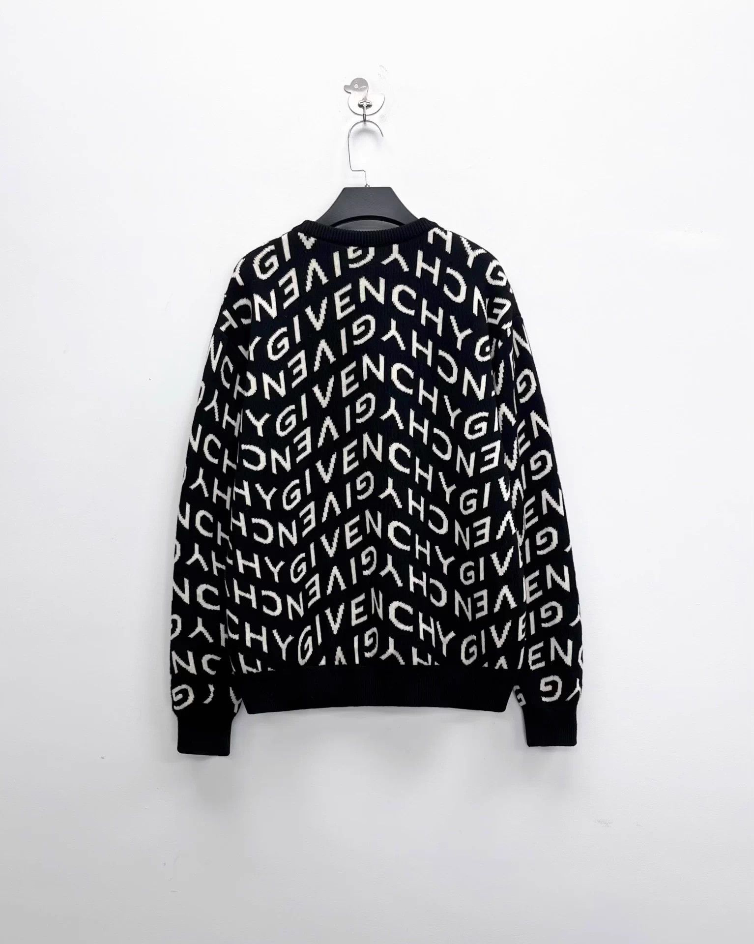 Givenchy Givenchy Black & White Print Logo Knit Sweater L Unisex 99 Size L / US 10 / IT 46 - 2 Thumbnail
