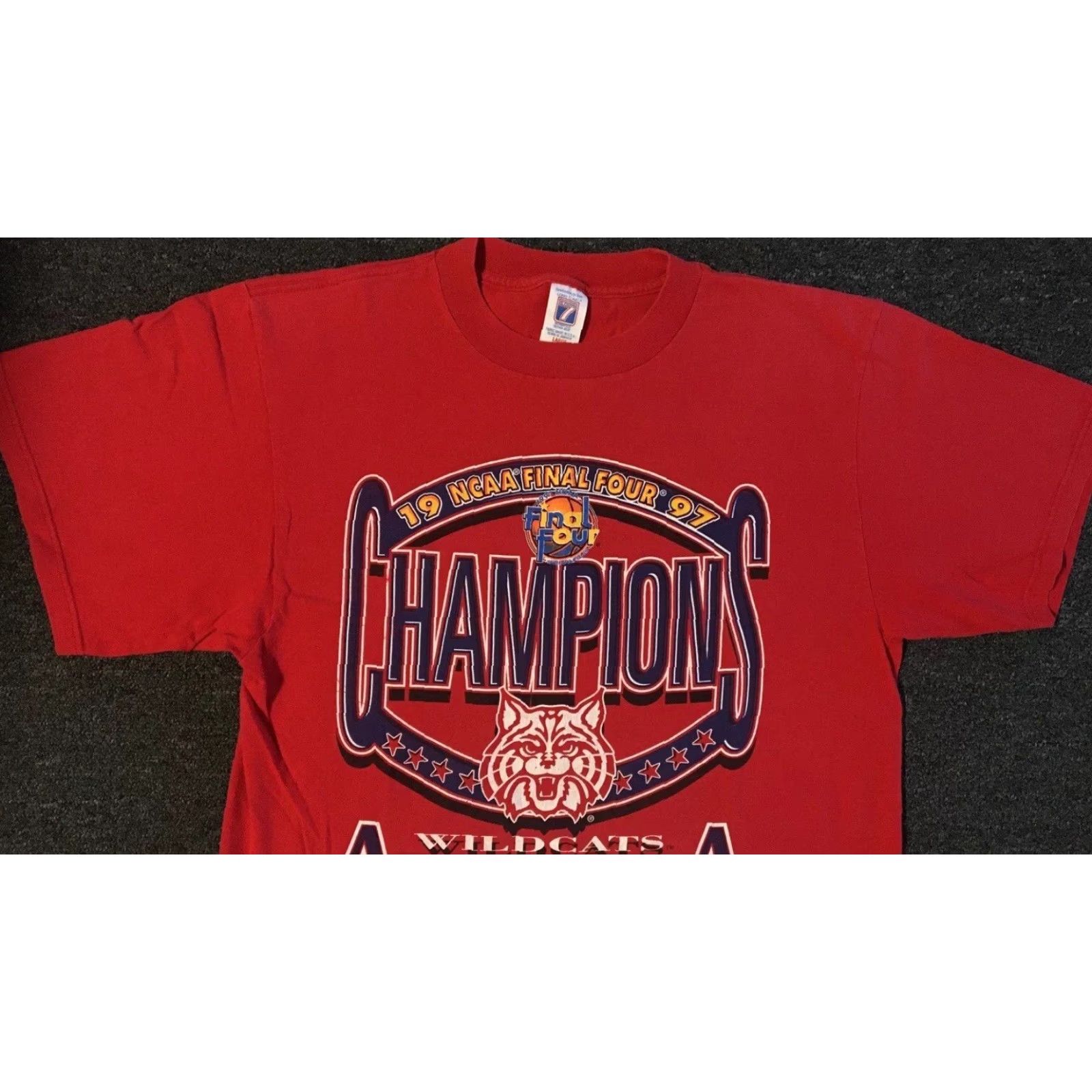Vintage VINTAGE Arizona Wildcats Shirt L Men Red 90s College Grunge Final Four Champion University of Arizona Track & Field USA USA Theme Graphic Tee Size US L / EU 52-54 / 3 - 4 Thumbnail