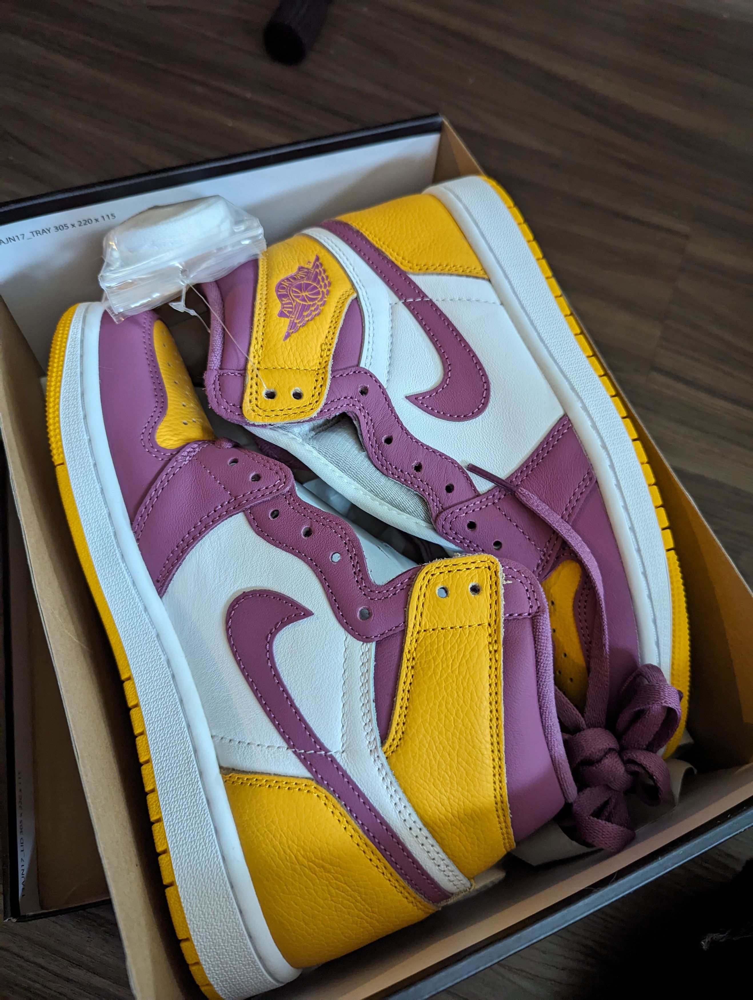 image of Nike Airjordan 1 Retro - Brotherhood Shoes in University Gold/Light Bordeaux/White, Men's (Size 7)