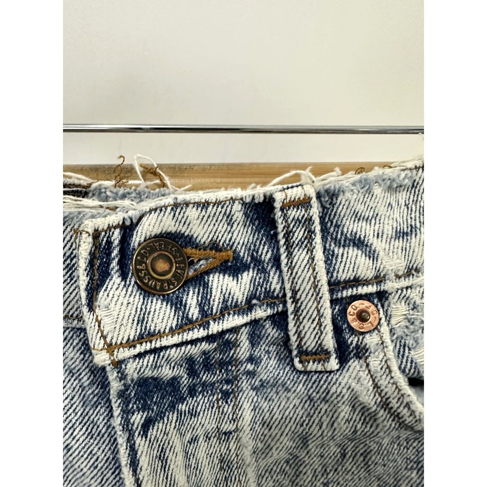 Levi's VTG Levi's 550 Women's Light Wash Booty Denim Shorts Size 28 Booty Cut-Off Distressed Blue Womens Jeans Shorts 28 Size 28" / US 6 / IT 42 - 7 Thumbnail