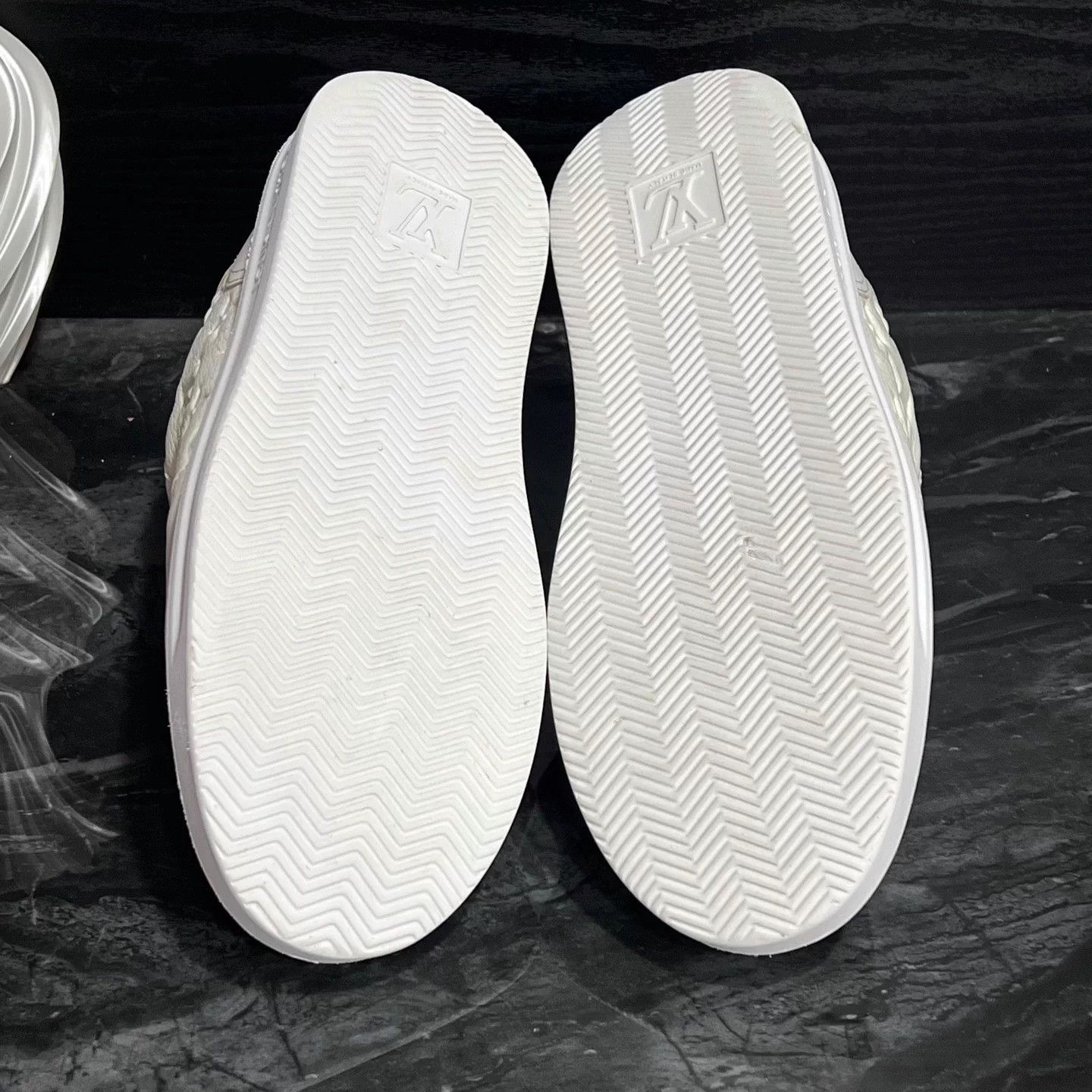 Louis Vuitton 1172/Lv White EU40 Embossed All Over Print Casual Shoes 95 Size US 7 / EU 40 - 5 Thumbnail