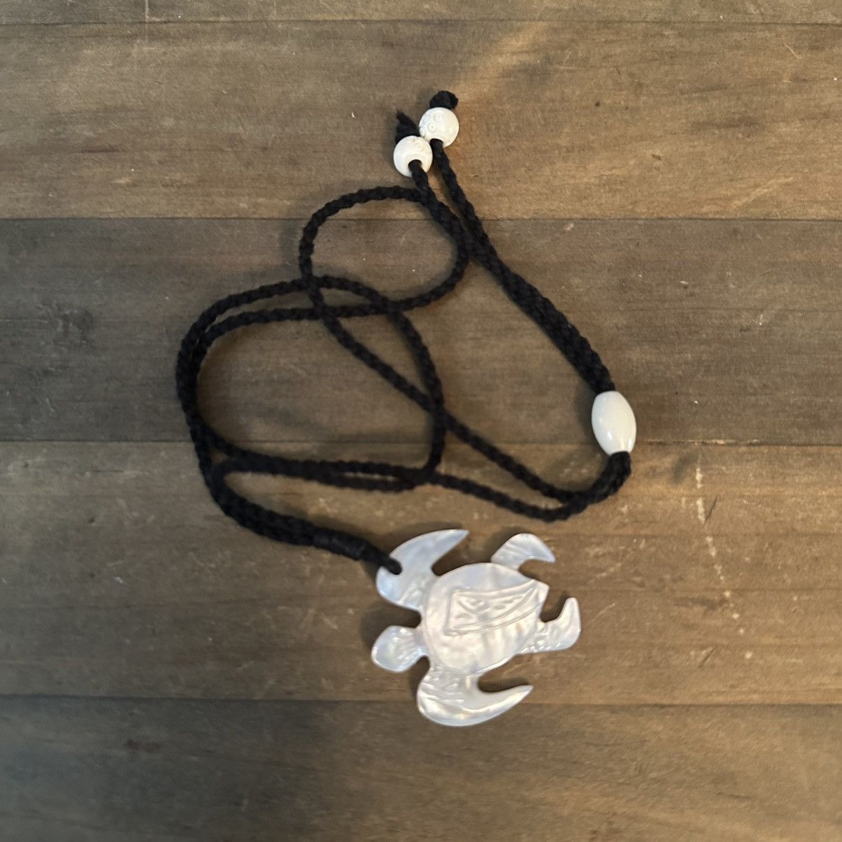 Vintage Vintage mother of pearl sea turtle pendant cord necklace Size ONE SIZE - 2 Thumbnail