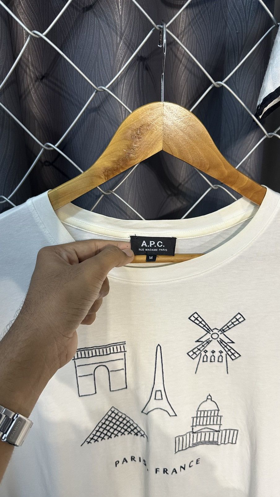 A.P.C. A.P.C Paris Graphic T-shirt featuring line art of Parisian Size US M / EU 48-50 / 2 - 4 Thumbnail