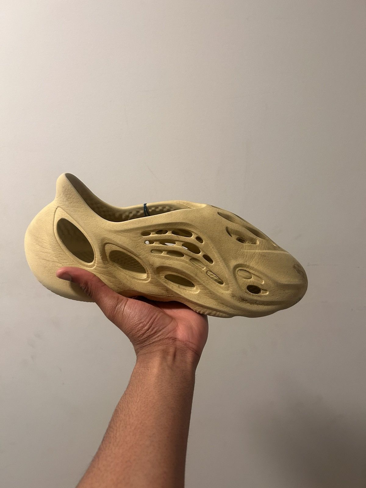 Kanye West × Yeezy Foam runner sulfur Size US 9 / EU 42 - 2 Thumbnail