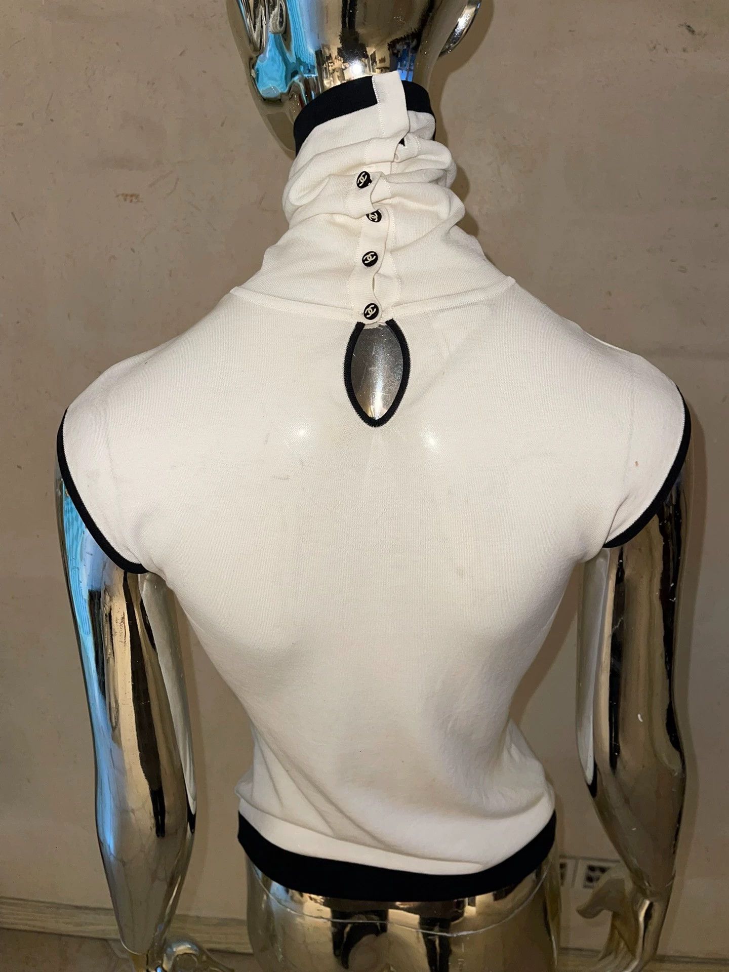 Chanel Chanel Vintage B&W Camellia Sleeveless Turtleneck Knit Top Size S / US 4 / IT 40 - 4 Thumbnail
