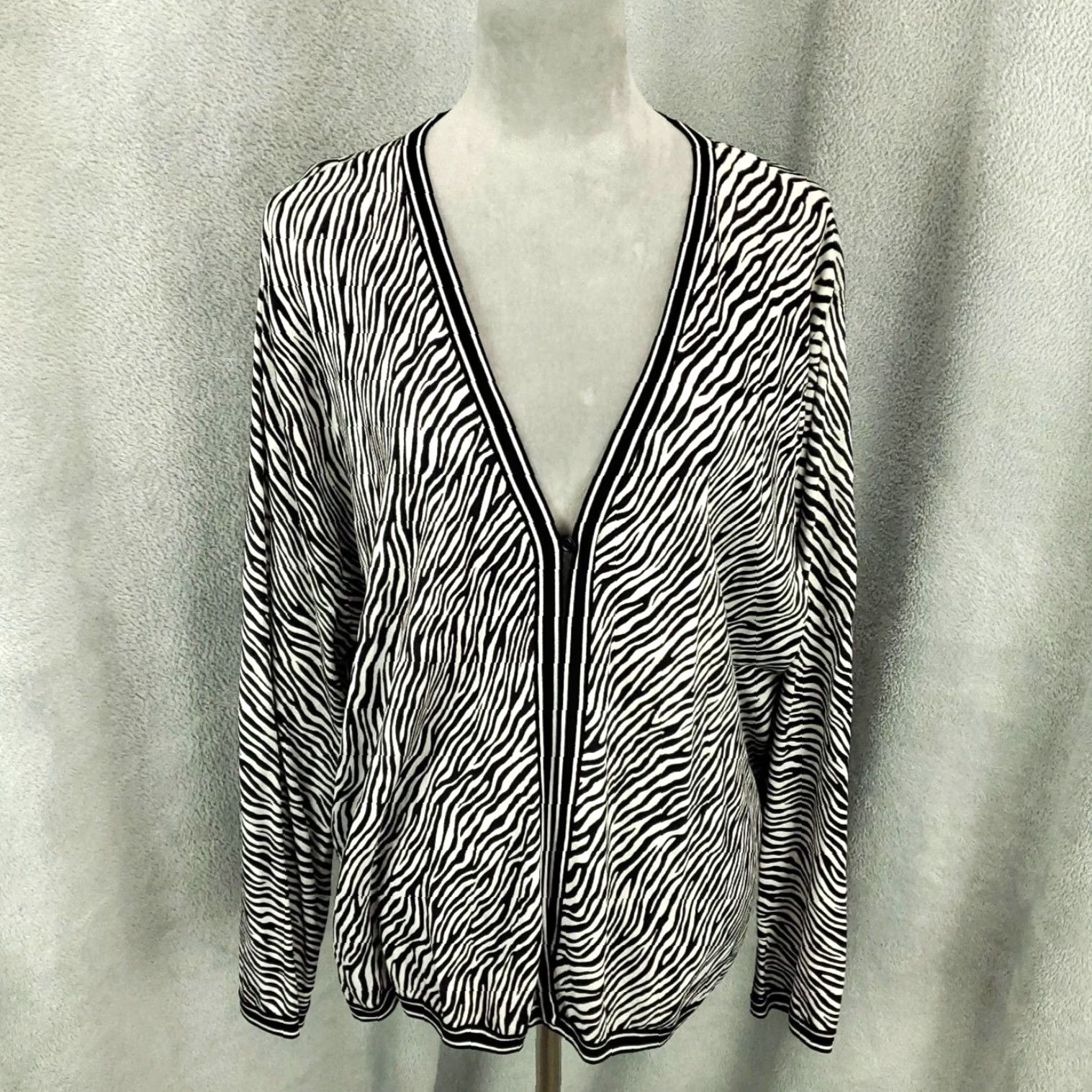 Liz Claiborne Womens Cardigan 2X Zebra Animal Print Button Closure Knit V-Neck Long Sleeve Liz Claiborne Size XXL / US 16-18 / IT 52-54 - 2 Thumbnail