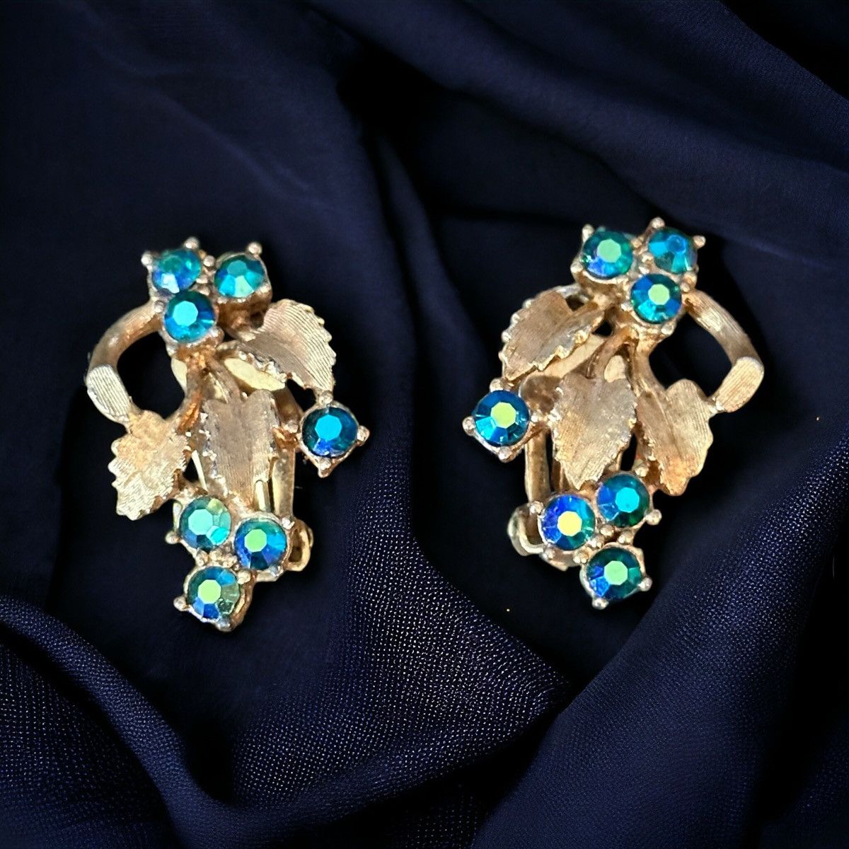 Vintage Vintage gold tone Aurora Borealis leaves clip on earring Size ONE SIZE - 1 Thumbnail