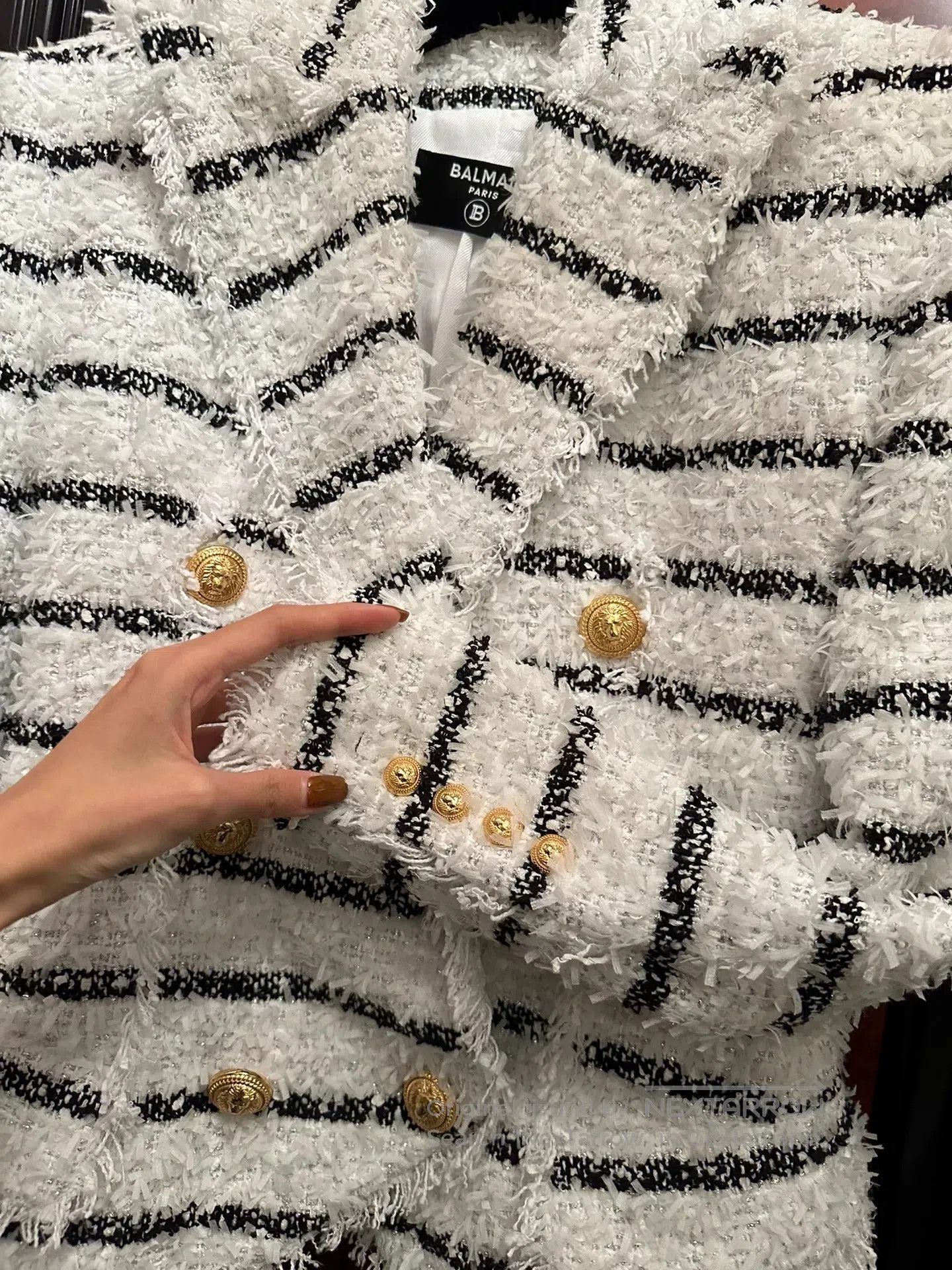 Balmain Balmain White Tweed Gold Button Blazer. Size XS / US 0-2 / IT 36-38 - 3 Thumbnail