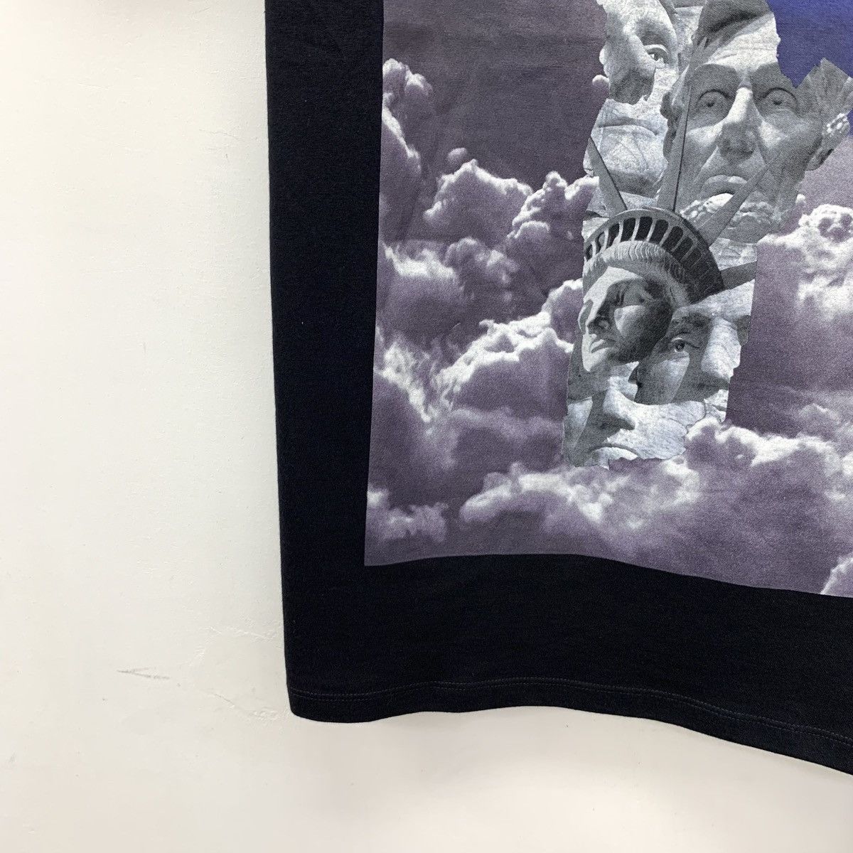 Neil Barrett Neil Barrett Black Statue of Liberty Print T-shirt K26WX Size US S / EU 44-46 / 1 - 4 Thumbnail