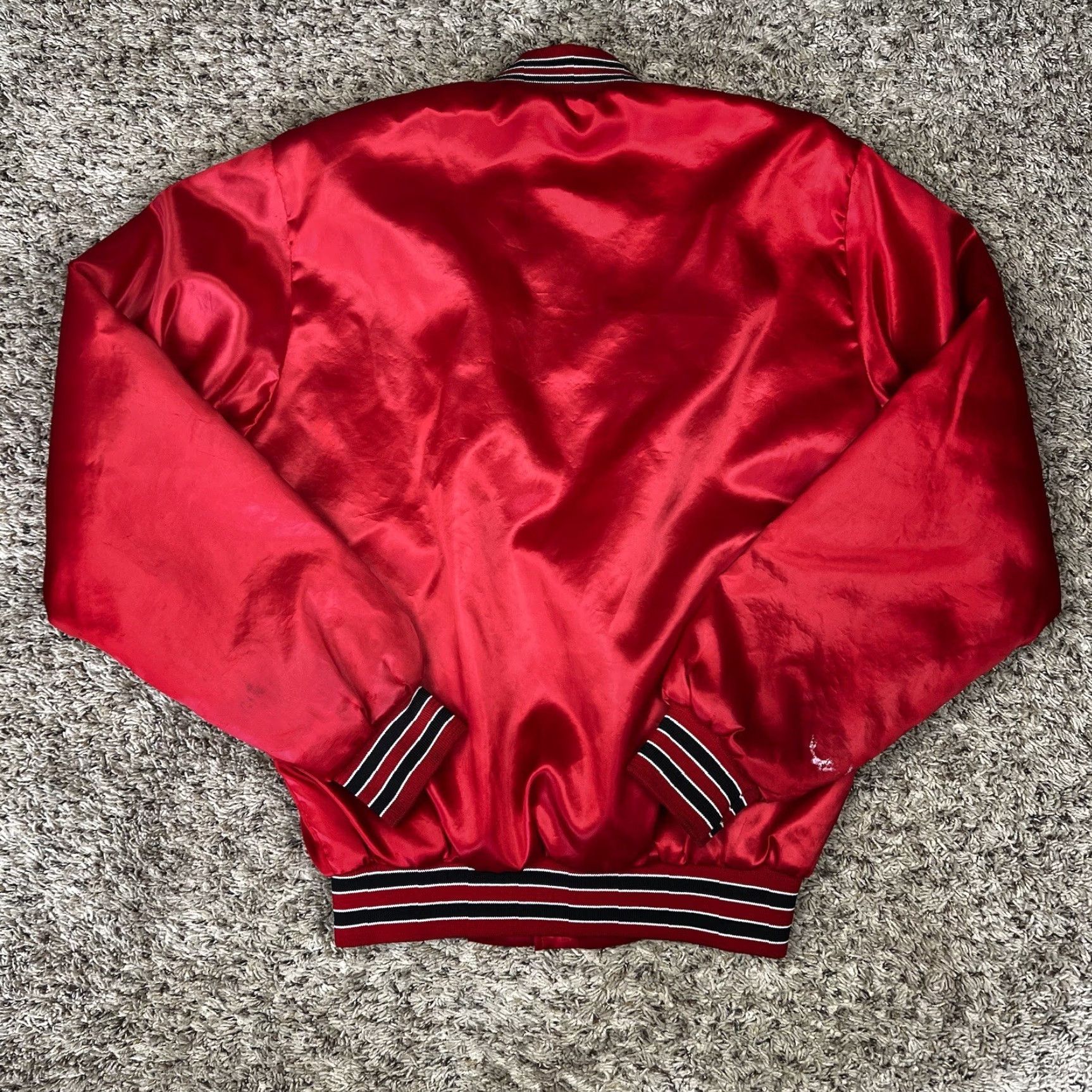 Vintage VINTAGE Swingster Chicago Bulls Satin Bomber Jacket Adult Small Red 90s Basketball NBA Embroidered Logo Size US S / EU 44-46 / 1 - 3 Thumbnail