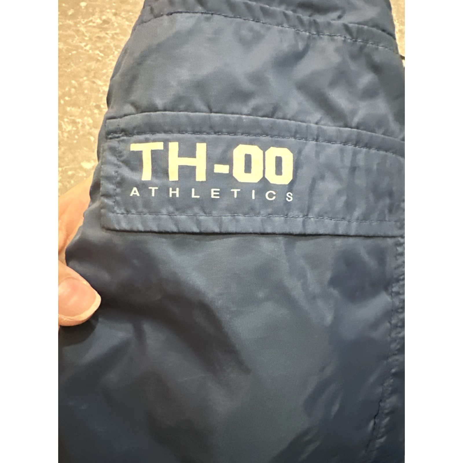Tommy Hilfiger VINTAGE Tommy Hilfiger Shorts Athletic Unisex Adults M Blue Nylon 24x9 Elastic Waist Pockets Quick Dry 2 Back Pockets Swim 24” Inseam 9” TH-00 Size US 31 - 4 Thumbnail