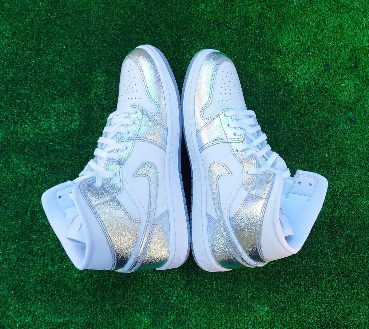 Jordan Brand Shoes Air Jordan 1 Mid unisex Size US 11.5 / IT 41.5 - 4 Thumbnail